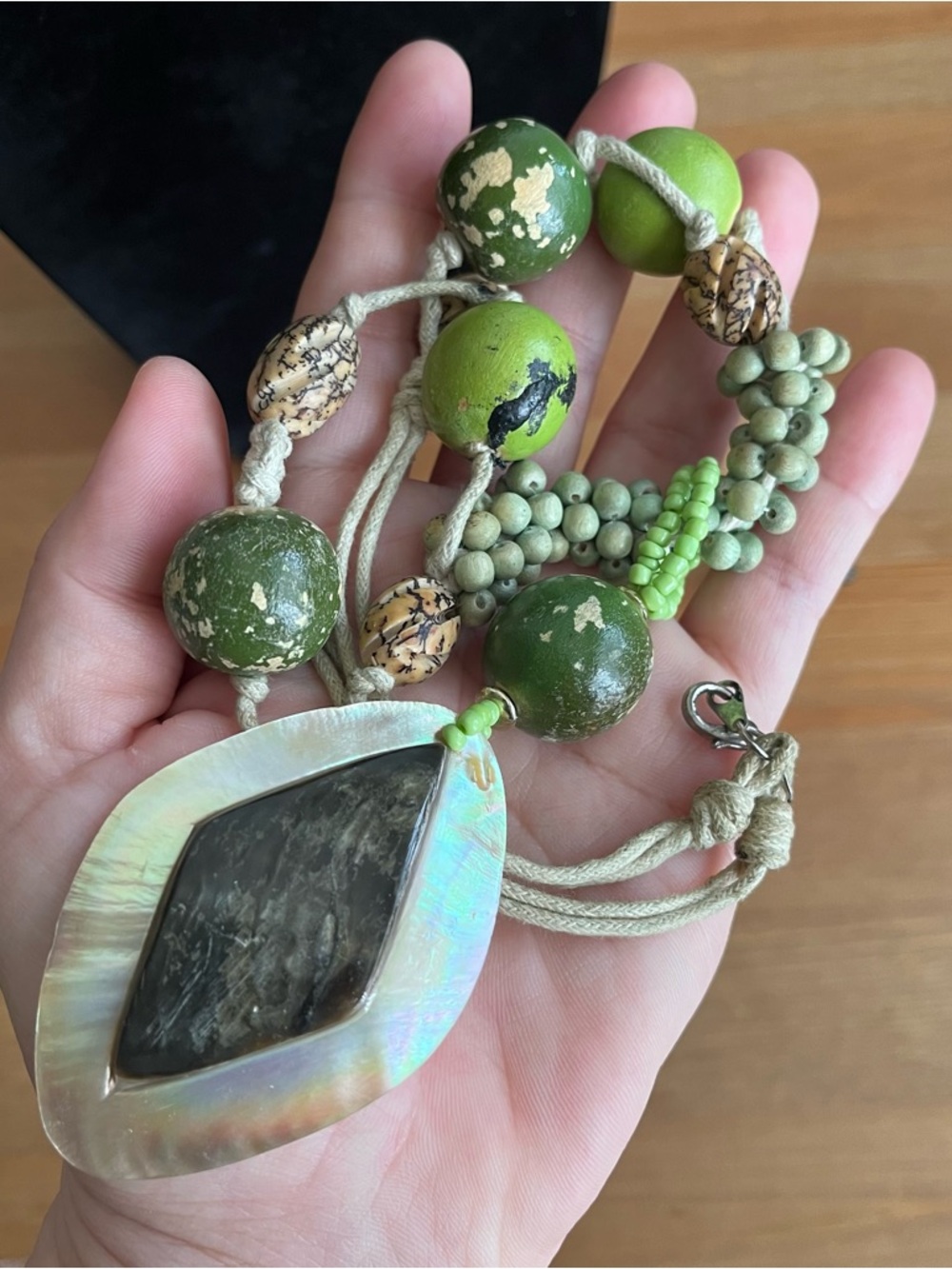 Calamansi Handcrafted artisan necklace beads mother-of-pearl pendant shell - Picture 6 of 10